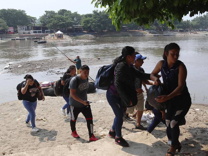 Migrantes cruzan el río Suchiate el 13 de mayo de 2023, en la ciudad de Tapachula, Chiapas (México). EFE/ Juan Manuel Blanco