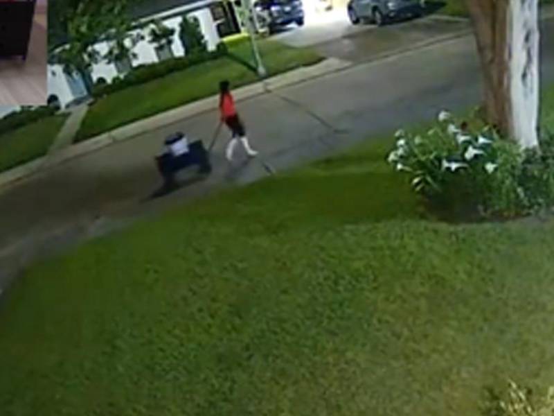 <b>Bunnak “Hannah” Landon </b>traslada el cadáver de Bella Fontenelle.