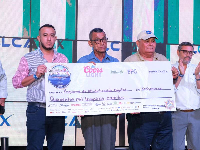 Medio millón de lempiras se entregaron al Programa de Alfabetización Digital, con el cual se espera reducir de gran manera la analfabetización que tanto afecta a nuestros niños y juventud.