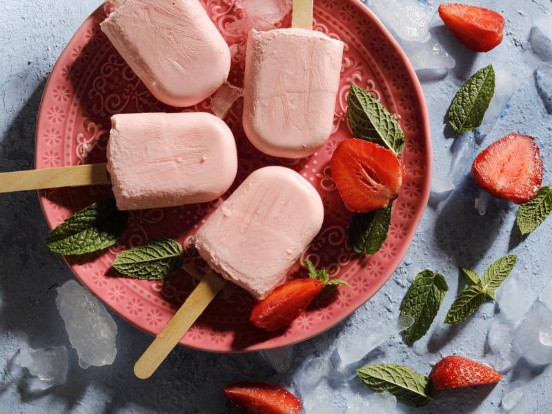Refréscate y llénate de nutrientes con estas cremositas y dulces paletas de fresa.