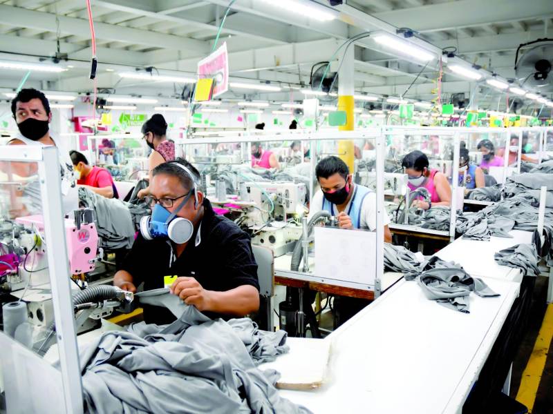 <b>Un grupo de operarios durante su jornada en una planta maquiladora. Fotos: La Prensa.</b>