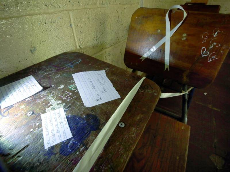 En el aula de clases del Milla Selva el pupitre del malogrado estudiante Richard Ávila luce con un tributo de sus compañeros de la Carrera de Banca y Finanzas.