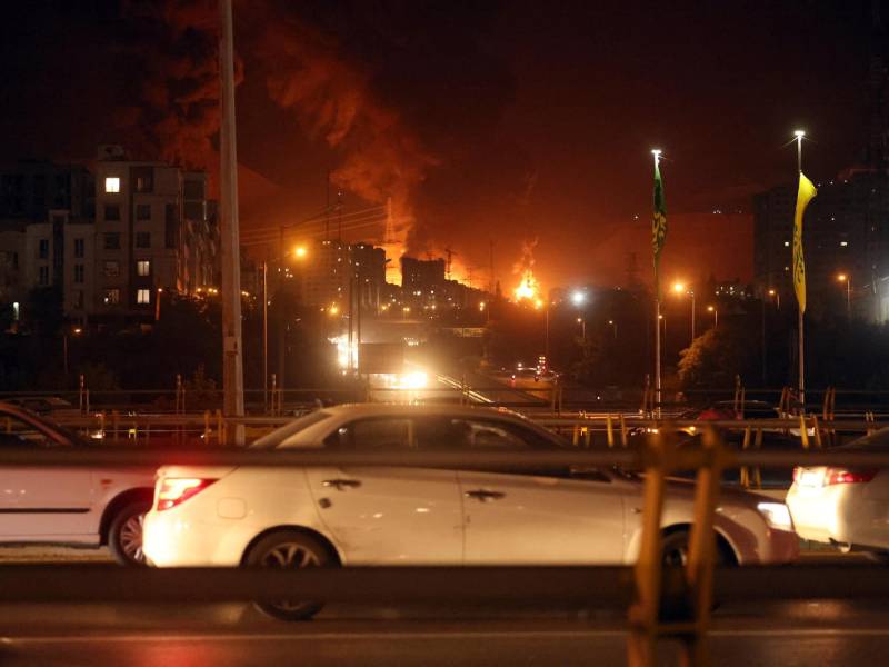 Personas evacuan Teherán tras nuevos ataques israelíes.