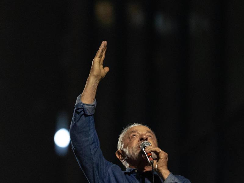 El presidente de Brasil, Luiz Inácio Lula da Silva, celebra su victoria electoral en Sao Paulo.
