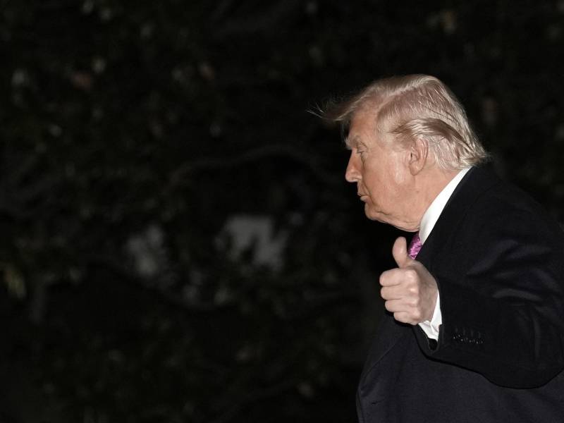 El presidente de EE.UU., Donald Trump, camina por el Jardín Sur de la Casa Blanca tras su regreso a Washington, D.C., EE.UU., el 29 de marzo de 2026. EFE/EPA/Yuri Gripas / POOL