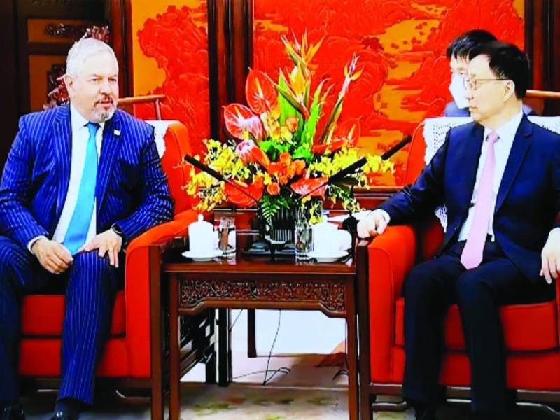 El canciller Enrique Reina y el vicepresidente de China, Han Zheng, ayer.