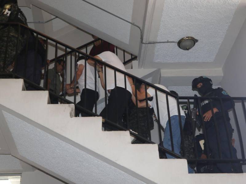 Los tres imputados siendo llevados a la audiencia inicial este lunes en tribunales capitalinos.