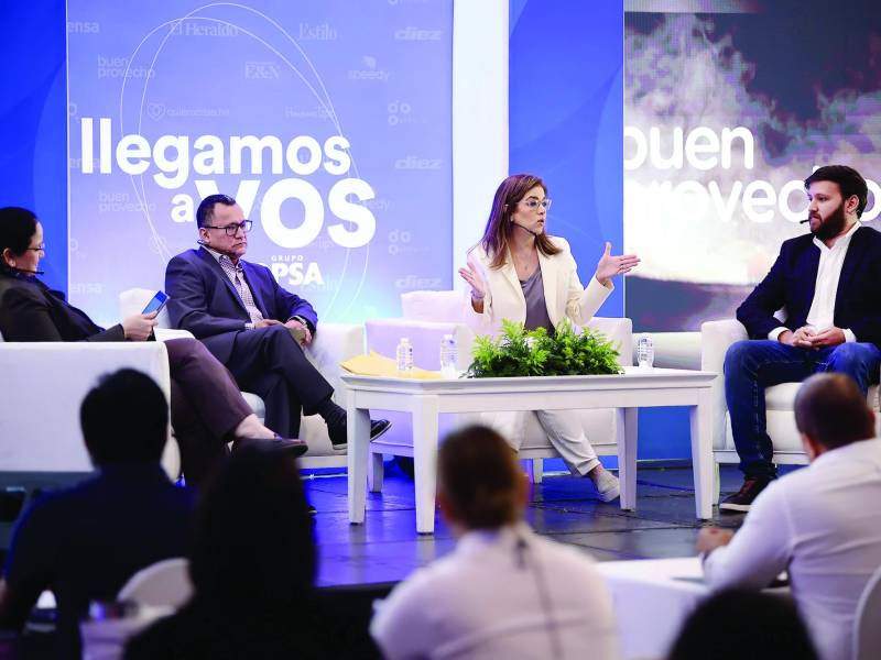 Ana María Reyes, Carlos Mauricio Flores, Ruth Marie Canahuati y Sebastián Canahuati, ejecutivos de Grupo Opsa, participaron en el panel “Data para impulsar tu publicidad”.