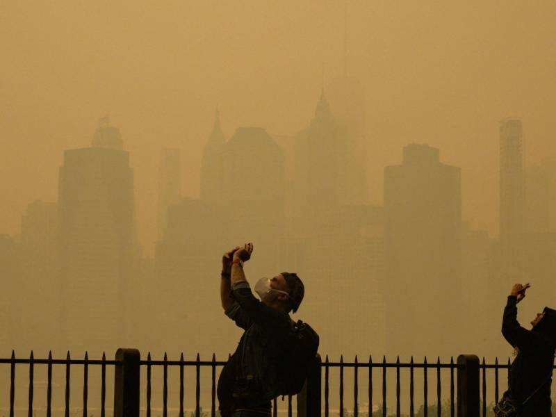 Los neoyorquinos retomaron el uso de las mascarillas ante la contaminación ambiental por el humo procedente de los incendios forestales en Canadá.
