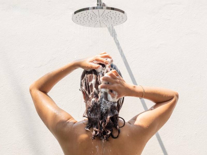 Es recomendable lavar el cabello con frecuencia utilizando champús de calidad y acordes al tipo de cabello. Es importante lavarlo de forma delicada y evitar el estrés y desenredarlo humedecido.