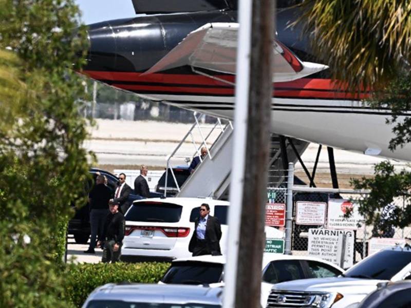 Donald <b>Trump</b> salió este lunes de su mansión Mar-a-Lago en Florida para viajar a Nueva York.