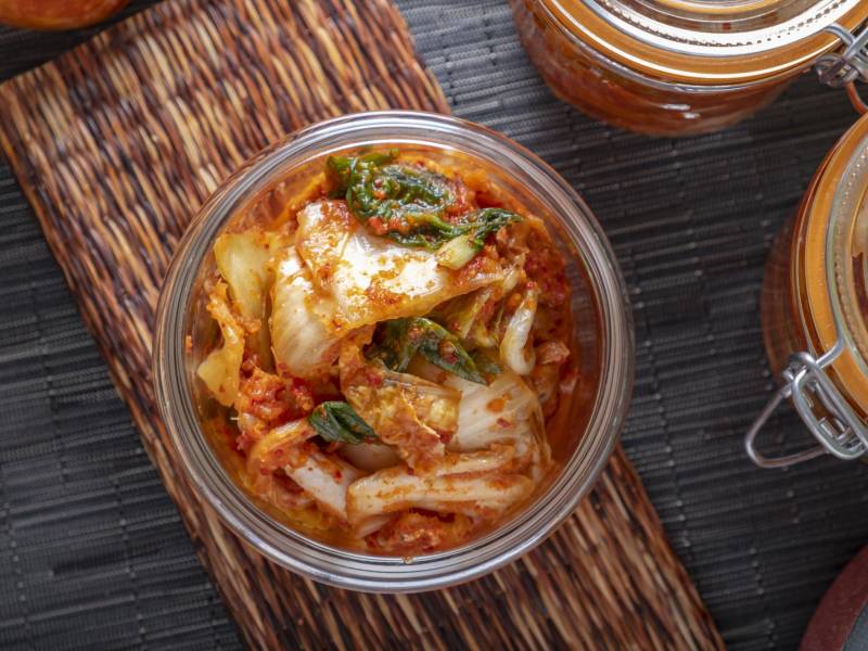 El kimchi es una preparación coreana a base de repollo chino que brinda un sinnúmero de bondades para el organismo.