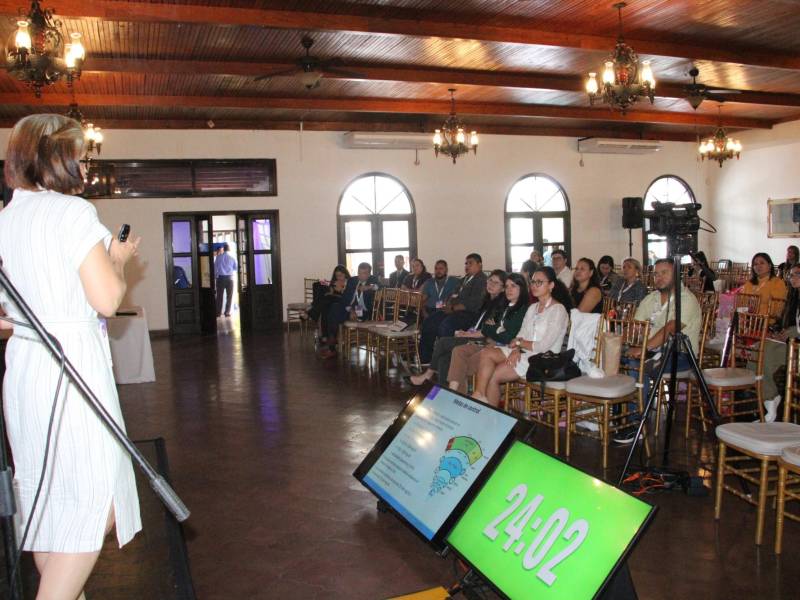 Médicos de diferentes partes del país acudieron al taller de insulina que se impartió en el Casino Copaneco de Santa Rosa de Copán.