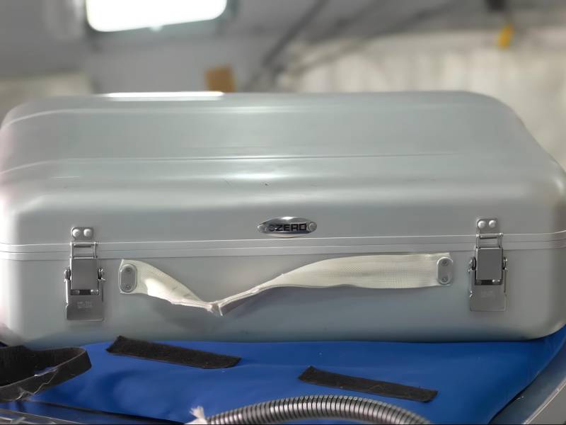 Fotografía cedida por la NASA que muestra un calentador de alimentos de los astronautas de la misión lunar Artemis II.