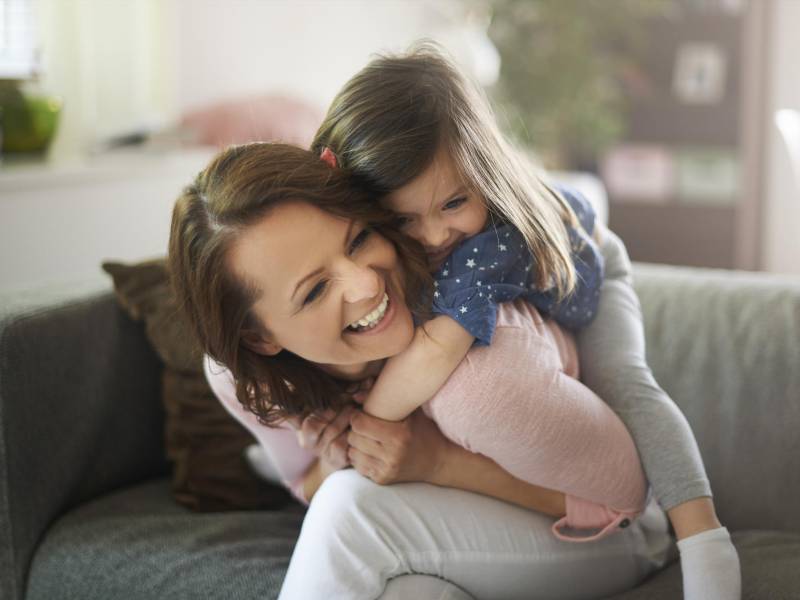 Los abrazos y caricias son la base de un futuro seguro, feliz y emocionalmente sano para los pequeños.
