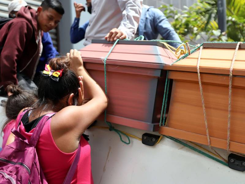 Los parientes lloran la muerte de sus seres queridos. La mirada perdida de doña Julia, madre de Edwin Anael Hernández , delata el dolor de la humilde mujer.