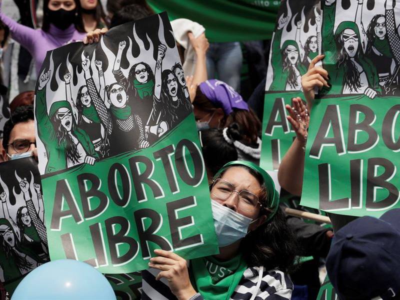 integrantes de colectivos feministas durante un plantón frente a la sede de la Corte Constitucional antes de la decisión de la despenalización del aborto en Colombia.