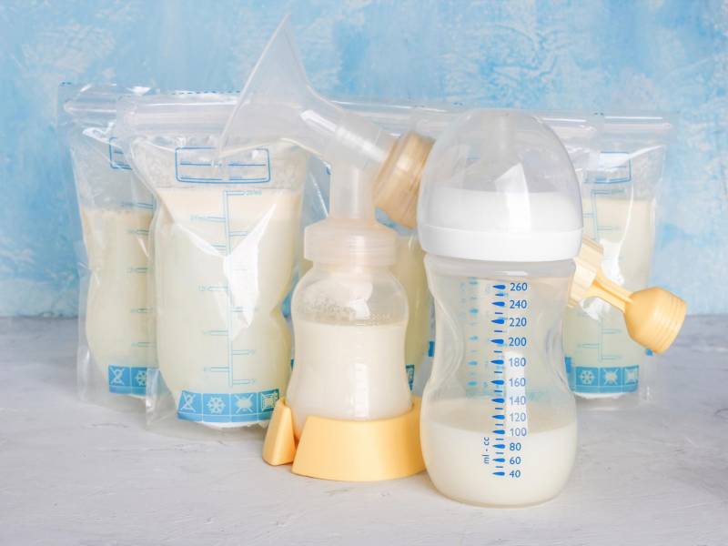 El almacenamiento de la leche debe ser seguro y en porciones de acuerdo a la cantidad que el médico indique.