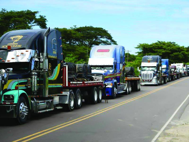 Para ingresar a Honduras, desde Nicaragua, hay largas filas debido a la revisión de trámites y el resguardo para evitar tomas. Fotos: Emilio Flores.