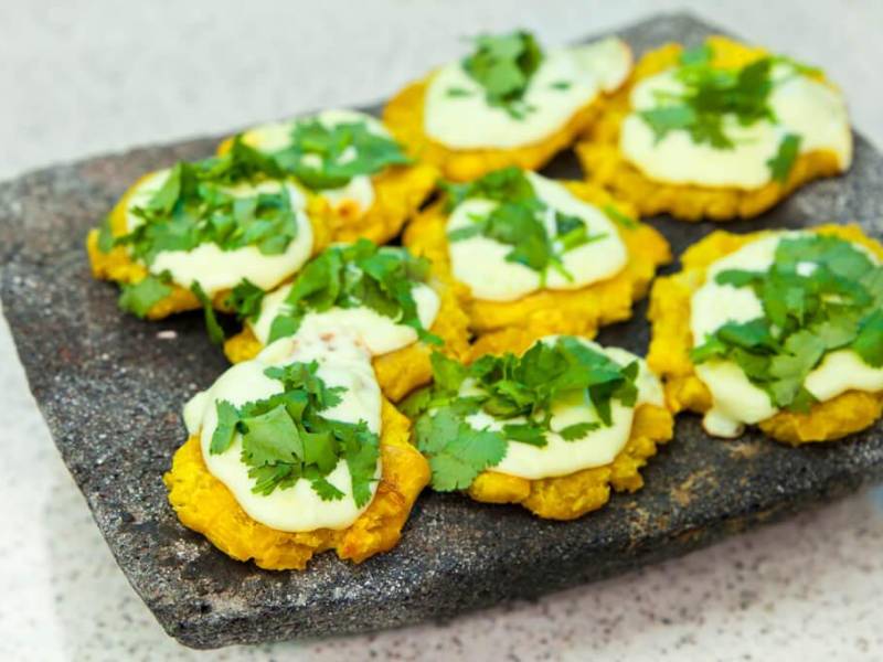 <b>Tostones de plátano con quesillo</b>