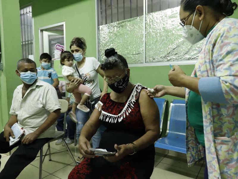 En el centro de salud Paz Barahona y los otros se pone la vacuna gratis.