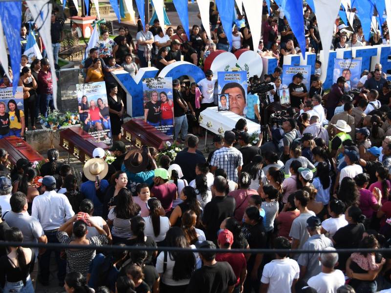 Los restos de siete de las ocho personas asesinadas el domingo en un ataque armado en el este de Guatemala fueron enterrados este martes de manera conjunta, en medio del dolor, consternación y acusaciones de familiares contra el Estado por una posible implicación de las fuerzas de seguridad.