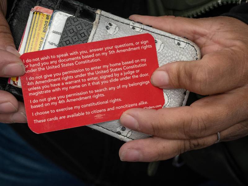 Distribuyen en todo EU tarjetas con consejos prácticos y derechos legales para inmigrantes que pueden ser blanco de agentes.