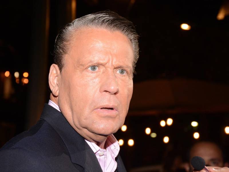 El actor mexicano Alfredo Adame continúa en el ojo del huracán, pues después de que casi pierde la vista por involucrarse en una riña, Adame protagonizó otra pelea callejera el pasado 2 de febrero, cuando se dirigía al aeropuerto de la Ciudad de México y se bajó de su auto para enfrentar a otro que lo acusaba de haberlo chocado, comenzaron a discutir hasta llegar a los golpes.