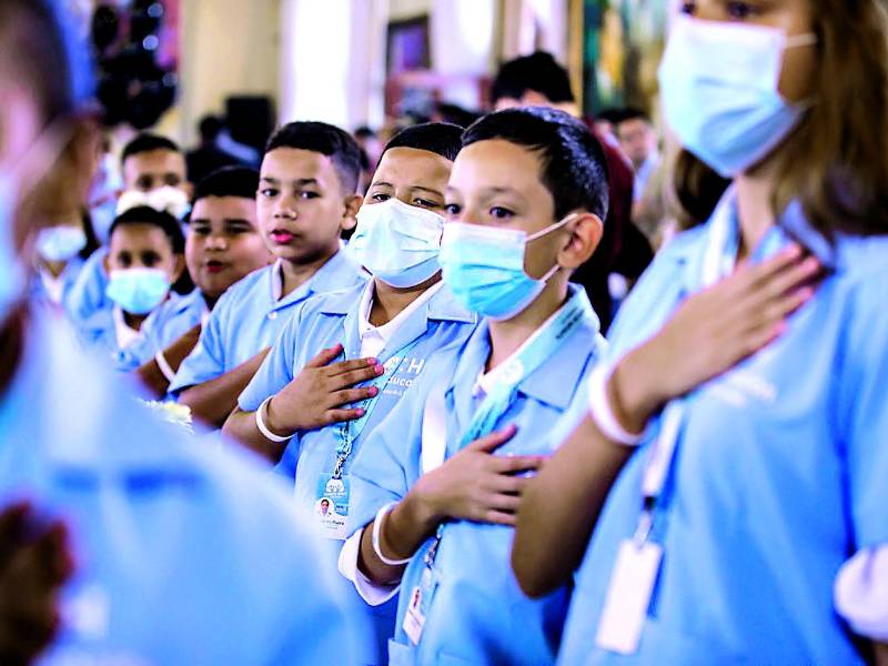 Los niños cuando lanzaron la gabacha.