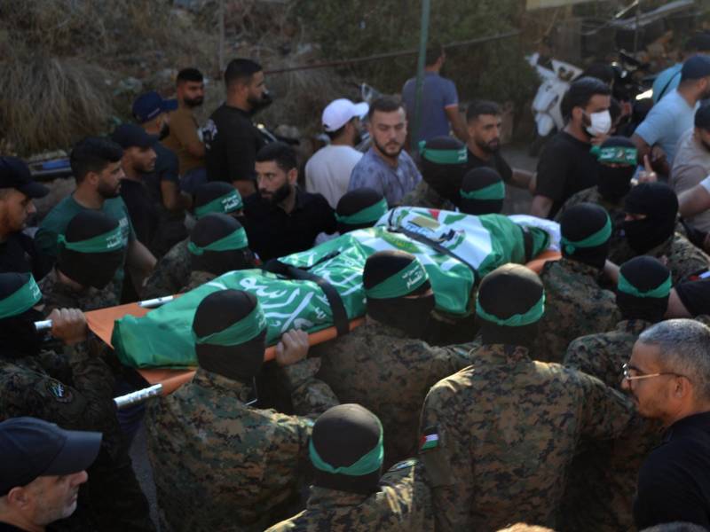 Miembros del grupo islamista Hamas asisten al funeral de alto cargo de las brigadas Al Qasam Saeed Atallah Ali, su esposa y dos hijas en, in Tripoli, en el norte del Líbano. EFE/EPA/STRINGER