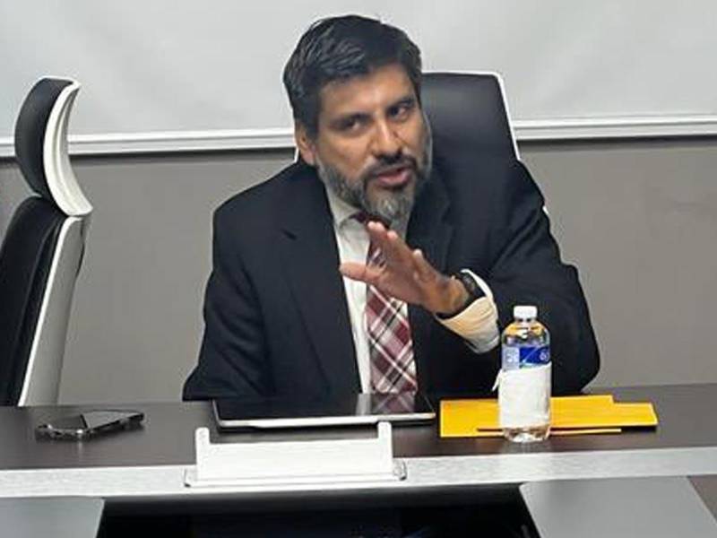 El nuevo fiscal general de Honduras, Johel Zelaya, en su oficina tras tomar posesión.