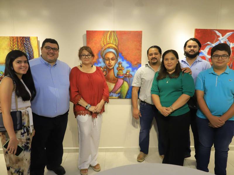 Un éxito ha sido la presentación pictórica de Mayra Casiano, una artísta plástica hondureña, la cual ha sido la protagonista de una exposición que promueve la valoración de nuestro patrimonio nacional, tradiciones y la belleza de Honduras, así como un fuerte mensaje al cuidado de nuestros recursos naturales que son la esencia de nuestra tierra. El evento se llevó a cabo en la Galería Colibrí del Centro Cultural Sampedrano (CCS). En la foto posan: Tiffany Mejía, Carlos Nuñez, Mayra Casiano, Miguel Mejía Casiano, Patricia Rivera, Julio Mejía y Miguel Mejía.