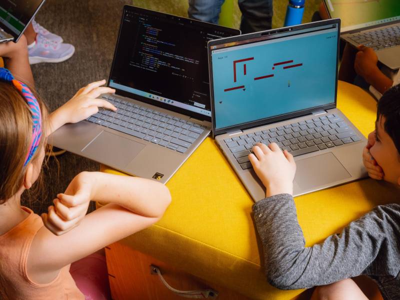 Estudiantes en un campamento de verano creando videojuegos en la escuela Alpha en Austin, Texas.