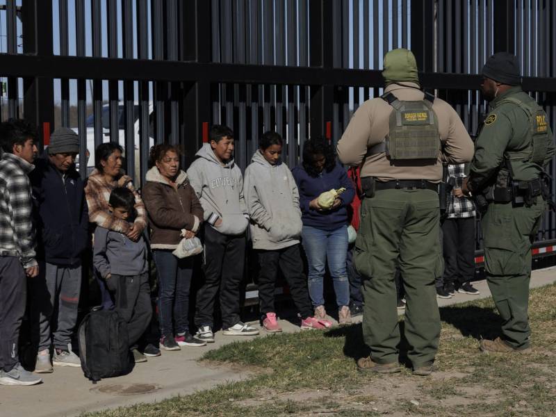 La Patrulla Fronteriza detiene a un grupo de migrantes que cruzó ilegalmente la frontera sur de EEUU.