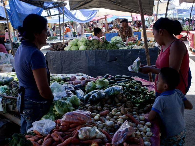 Un puesto de verduras en un mercado de Tegucigalpa.