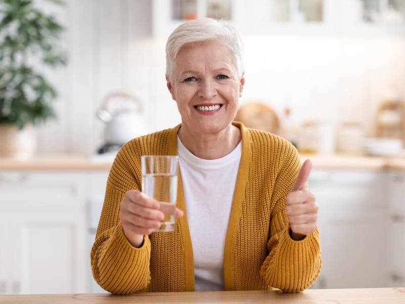 1. Mantener la hidratación. Es de suma importancia tomar mucha agua, como frutas ricas en este líquido (sandía y melón). Esto favorece a la circulación de la sangre, la absorción correcta de los nutrientes necesarios y favorece a la barrera protectora de la piel, también ayuda a mantener la temperatura del cuerpo y el transporte de oxígeno en nuestro organismo, más un sinfín de beneficios.