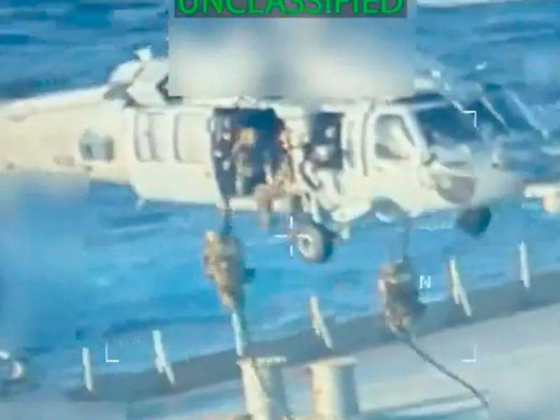 El Departamento de Seguridad Nacional de EEUU divulgó imágenes de la incautación de un petrolero en el Caribe.