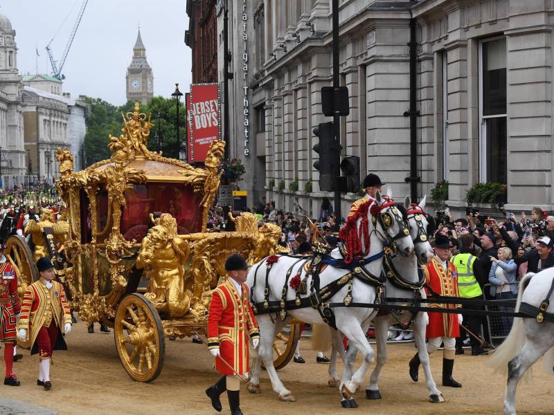 La carroza de oro de la reina, fue una de las principales atracciones durante el desfile.