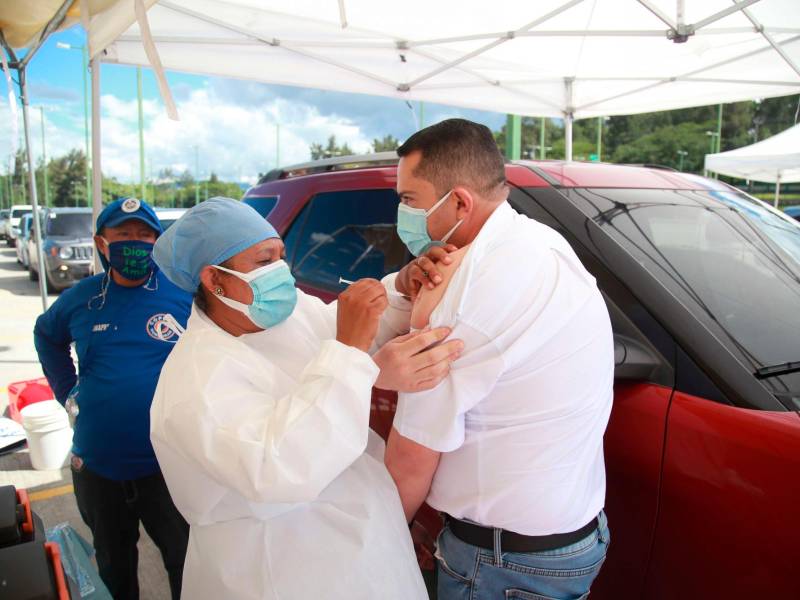 Vacunados. En los últimos días, la cantidad de personas que buscan la vacuna en los puestos de vacunación ha disminuido. Foto: Andro Rodríguez