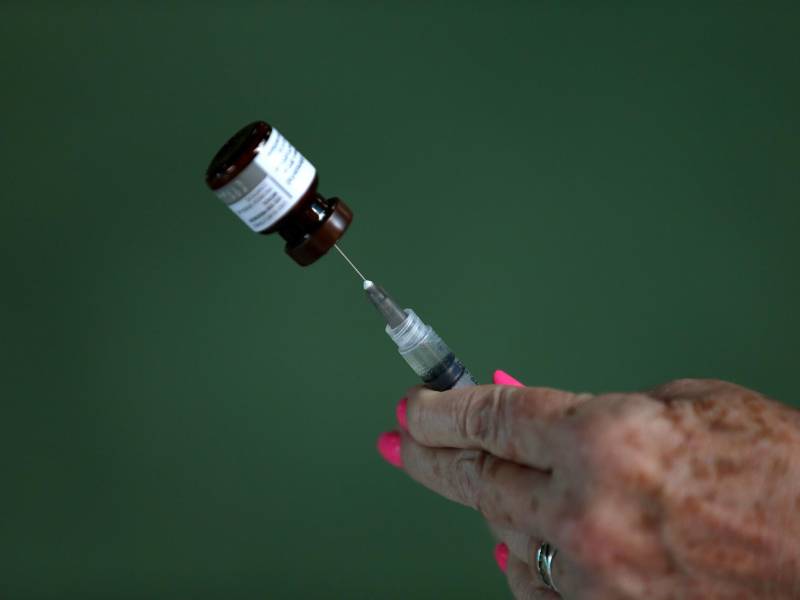 Una enfermera prepara una vacuna contra la fiebre amarilla.