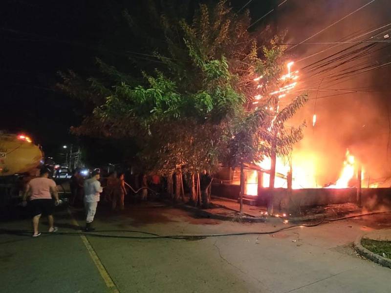 Foto de una vivienda consumida por un incendio en San Pedro Sula.