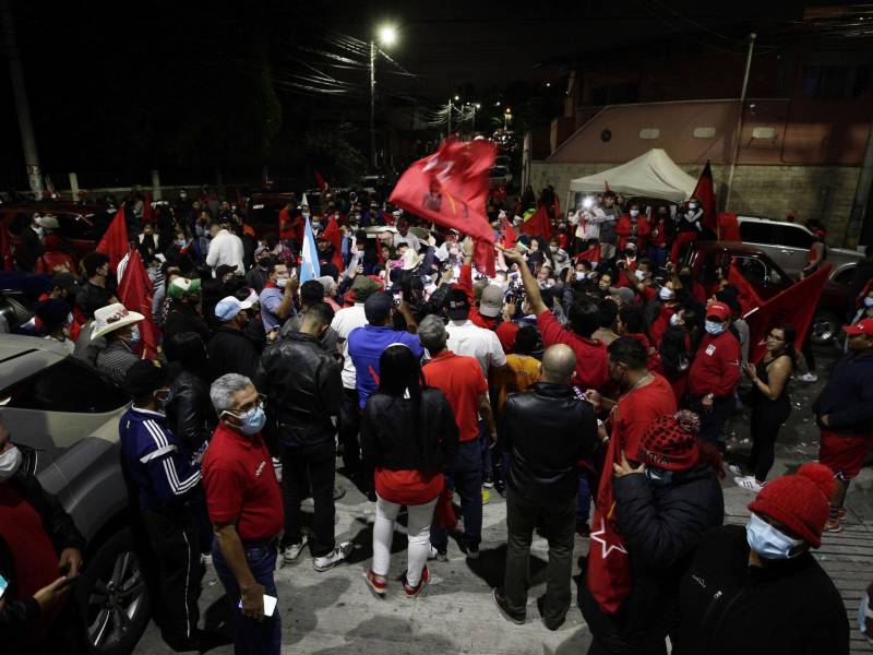 Multitud de simpatizantes del Partido Libre en los bajos del Congreso Nacional.