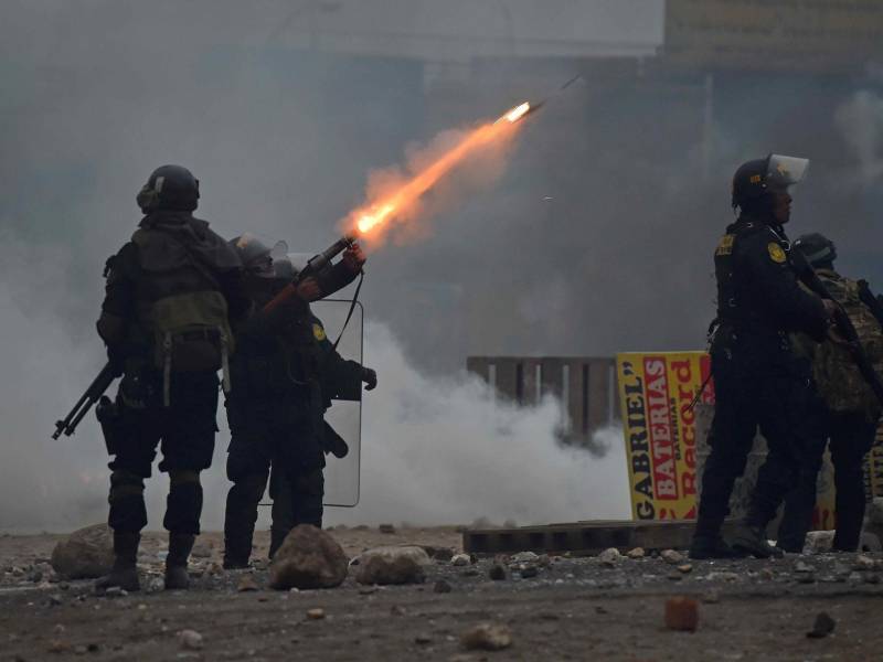 Violentos enfrentamientos entre policías y manifestantes dejan ya nueve muertos en las protestas en Perú.