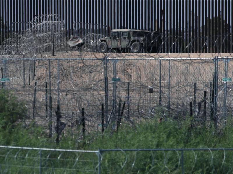 Una tercera barricadas de alambre de púas fue colocada en el muro fronterizo desde Ciudad Juárez, Chihuahua (México).