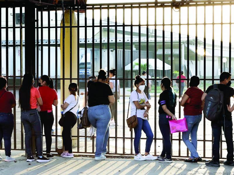 En la zona norte cada semana decenas de jóvenes hacen largas filas en las maquilas con el objetivo de encontrar un empleo.