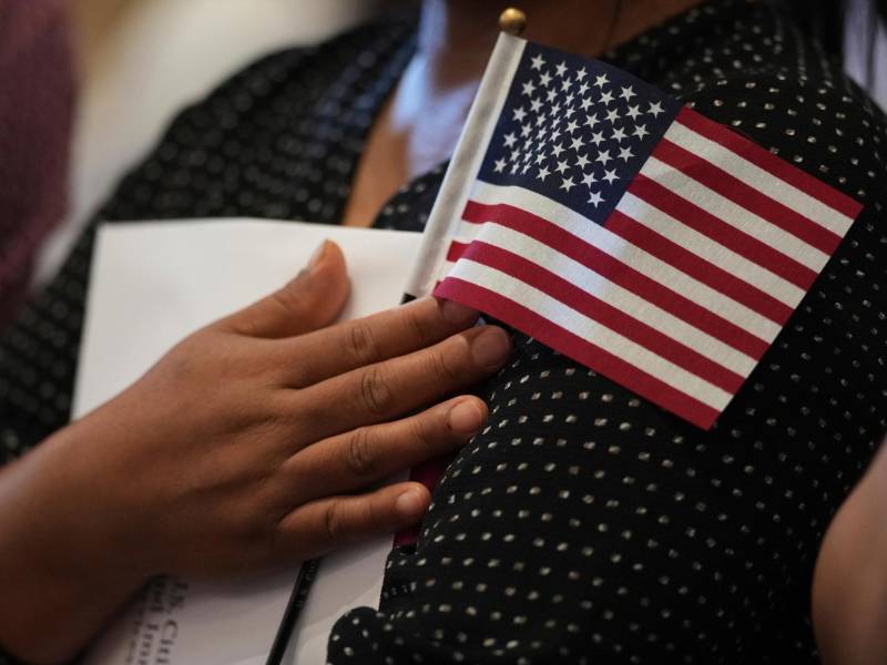 Los juramentos, el último paso para lograr ciudadanía de EU, han sido suspendidos para muchas personas.