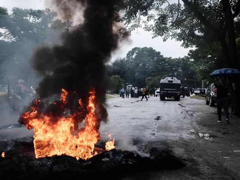 Pobladores se tomaron desde tempranas horas de este miércoles la entrada principal a la colonia Fesitranh, de San Pedro Sula.