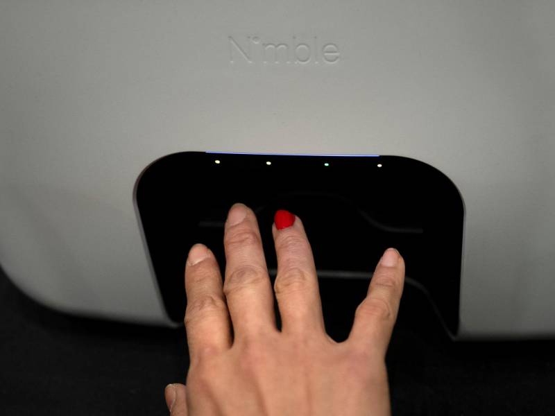 Una persona usa el dispositivo Nimble Beauty de Nimble Beauty para pintarse las uñas durante la experiencia digital de Pepcom en el resort The Mirage durante el Consumer Electronics Show (CES) en Las Vegas, Nevada.