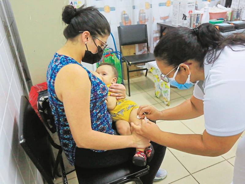 <b><span class=mln_uppercase_mln>Proceso.</span></b> Niños pueden agravar con neumonía por patógenos como influenza y se deben vacunar.