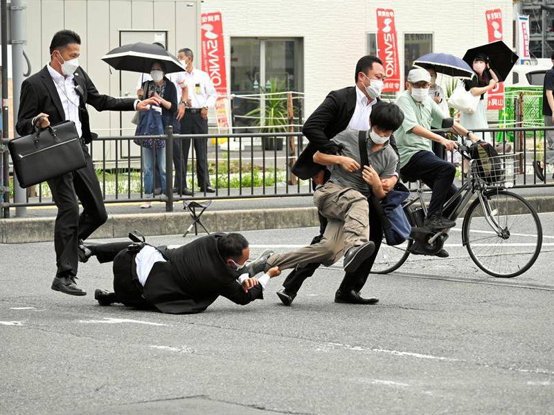 Agentes de seguridad mientras detienen al supuesto agresor de Shinzo Abe, muerto hoy por disparos en Nara. EFE